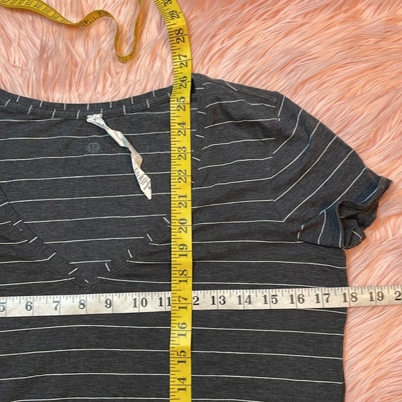 Lululemon Love Tee V Short Serve Stripe Heathered Black White Athletic Size 8 - Picture 5 of 5